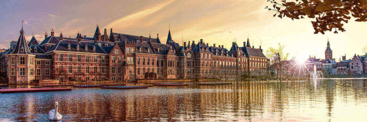 kurztrip-holland-das-binnenhof-gebaeude-von-der-wasserseite-in-den-haag