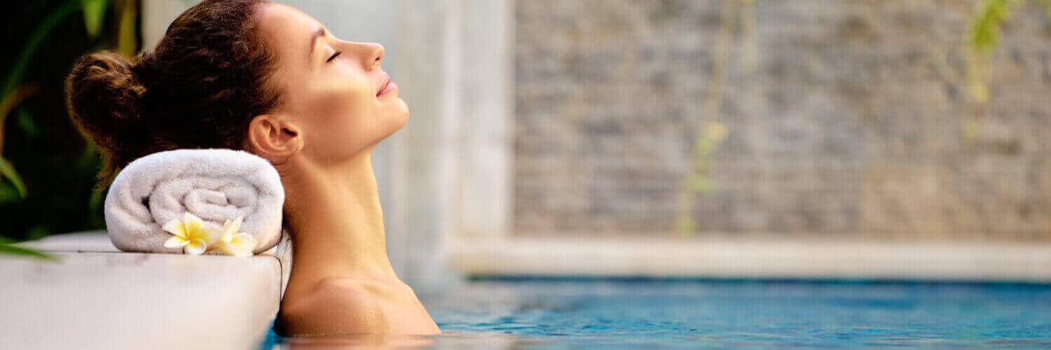 therme-holland-frau-entspannt-in-einem-pool