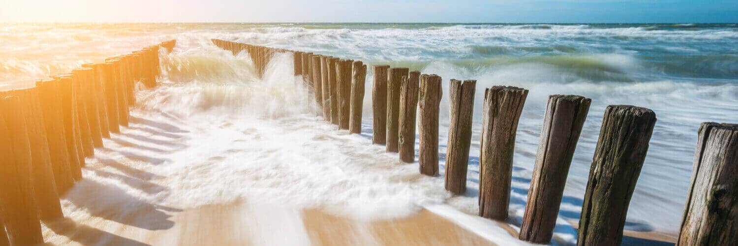 zeeland-domburg-meer-wasser-trifft-auf-wellenbrecher-602635175.