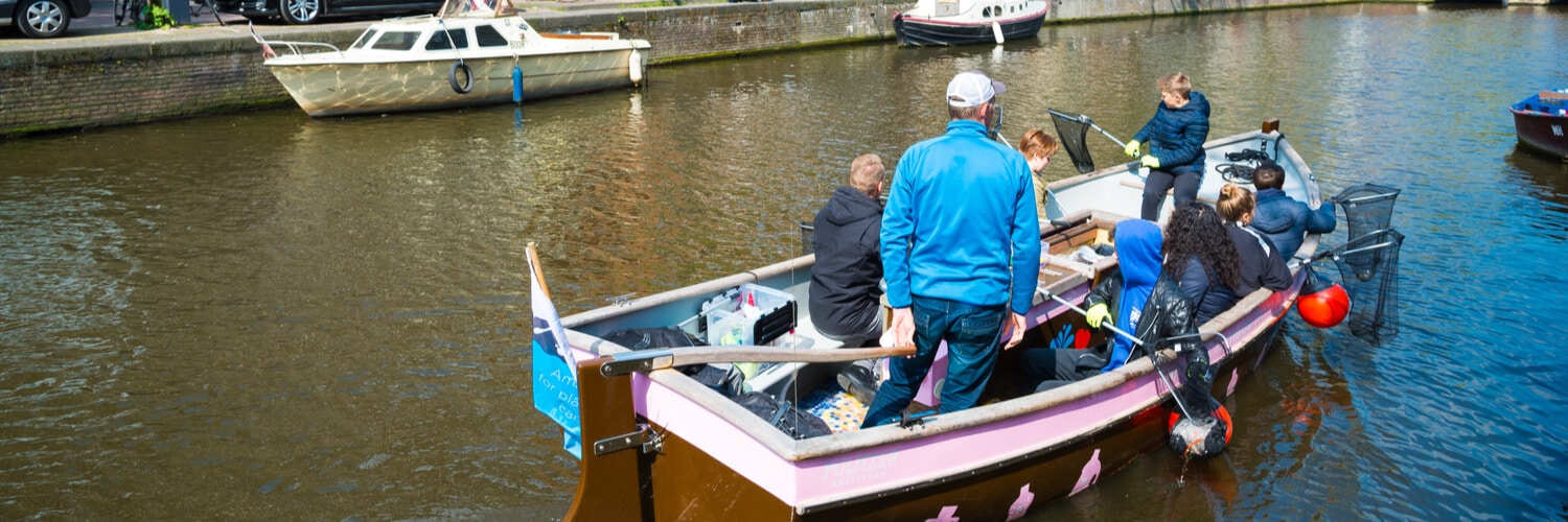 gruppenreise holland-eine-gruppe-faehrt-mit-dem-boot-durch-amsterdam