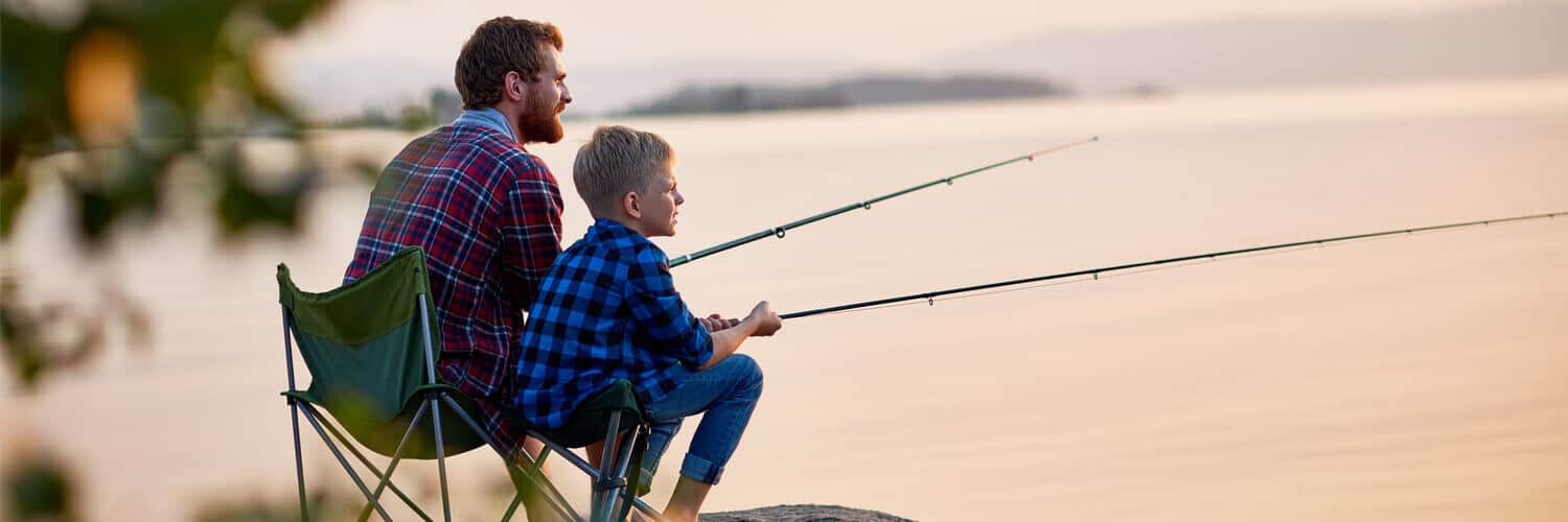 Vater und Sohn beim angeln