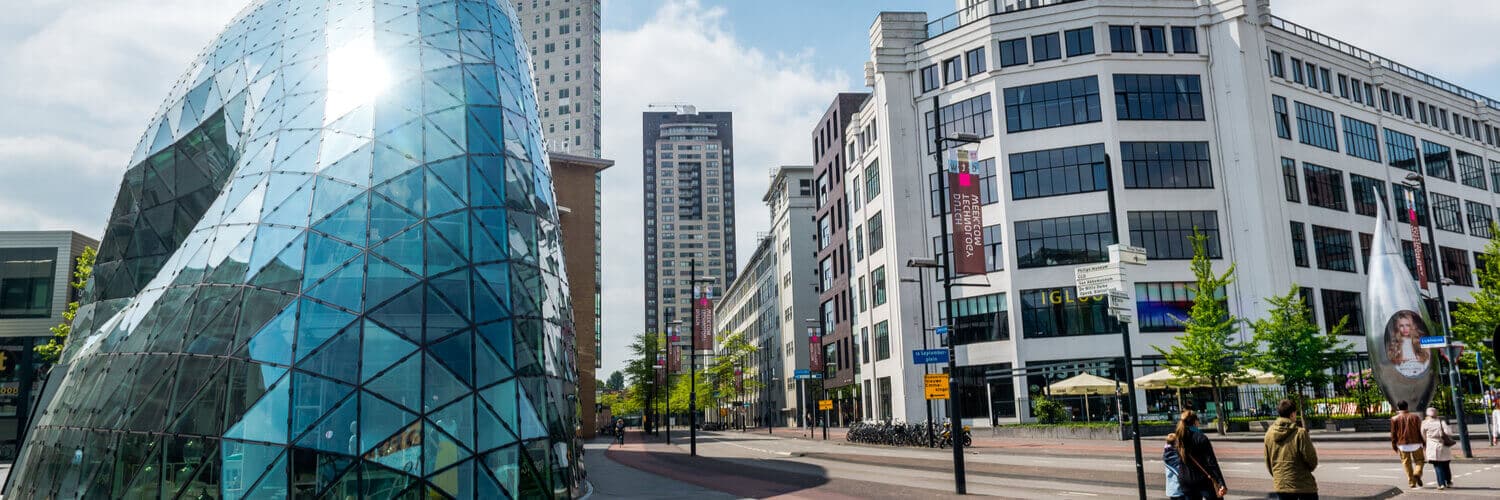 Das historische Philips Gebäude rechts und moderne Architektur links in Eindhoven