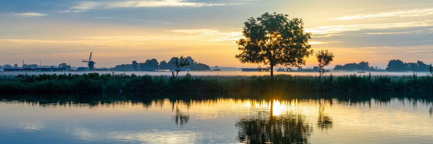 gracht-in-holland-in-der-morgendämmerung