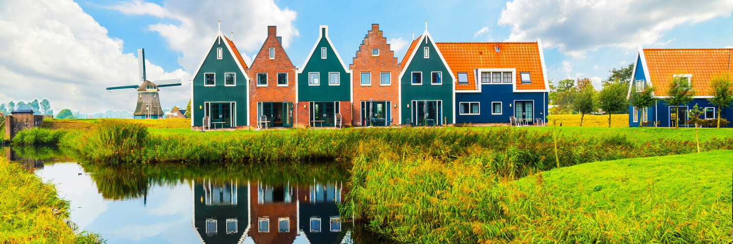 Typisch holländische Landschaft und Häuser mit einer Windmühle