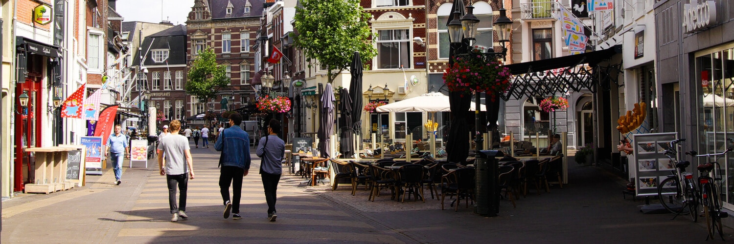 Junge Menschen laufen durch den haag