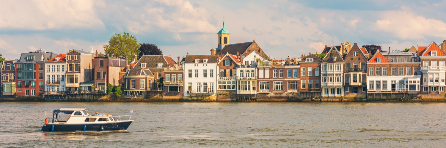 Row-Häuser entlang des Meuse-Flusses in Dordrecht