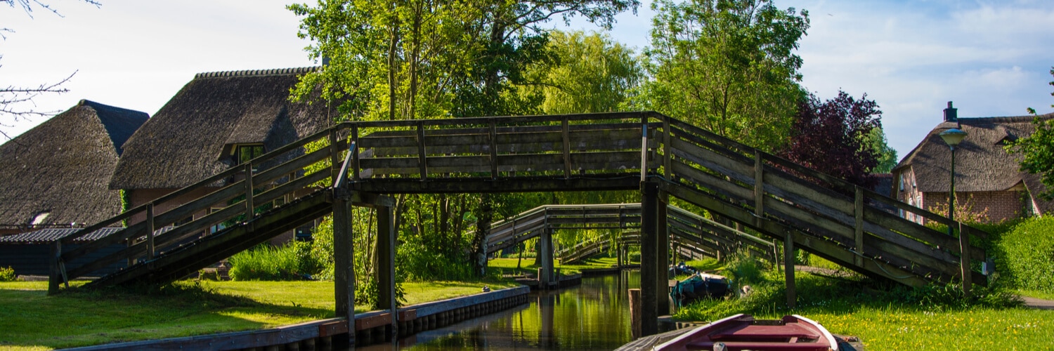 Schöne Holzbrücke in Giethoorn