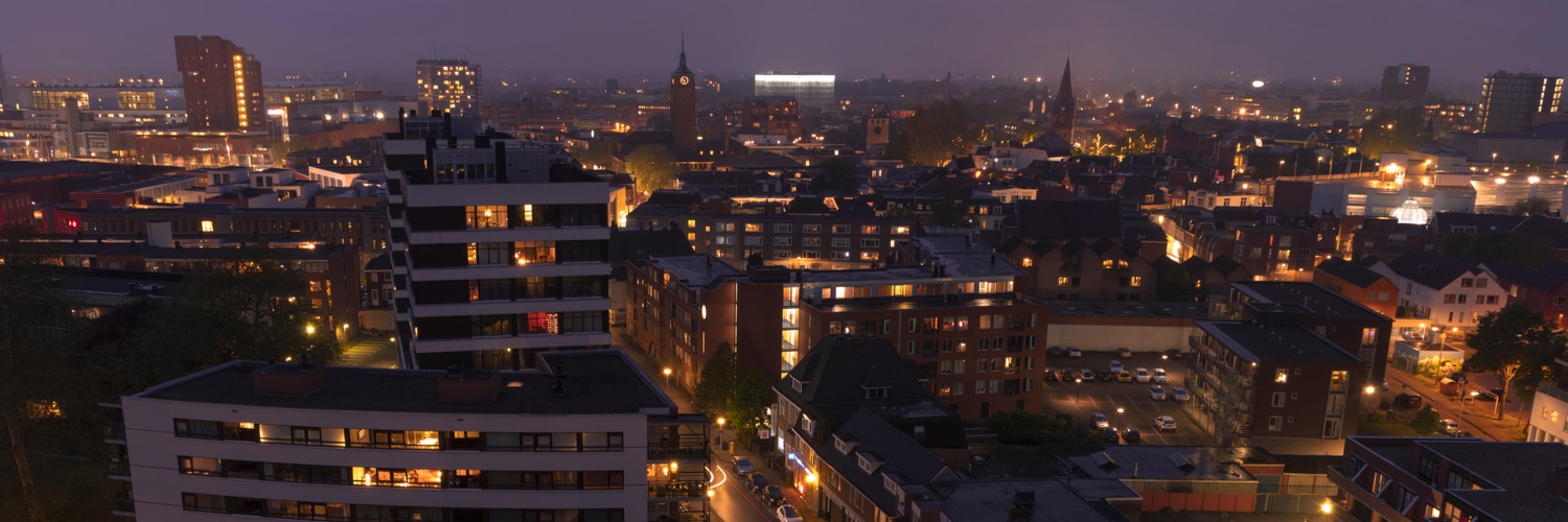 Enschede nachts aus Vogelperspektive