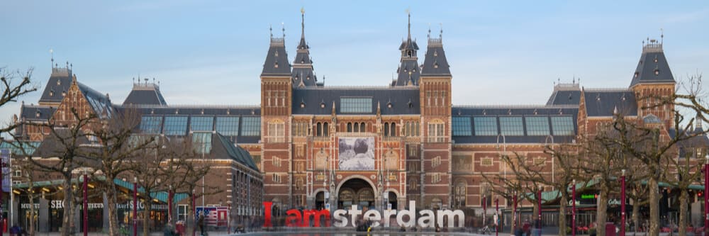 Das Rijksmuseum–Nationalmuseum mit der umfangreichsten Kunstsammlung der Nieder-lande Der Eingang des weltbekannten Museums