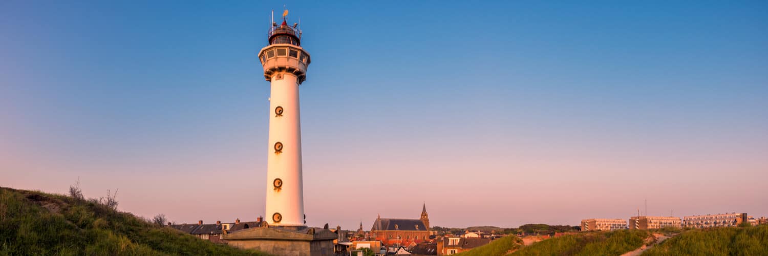 Leuchtturm bei Sonnenuntergang in Bergen aan Zee