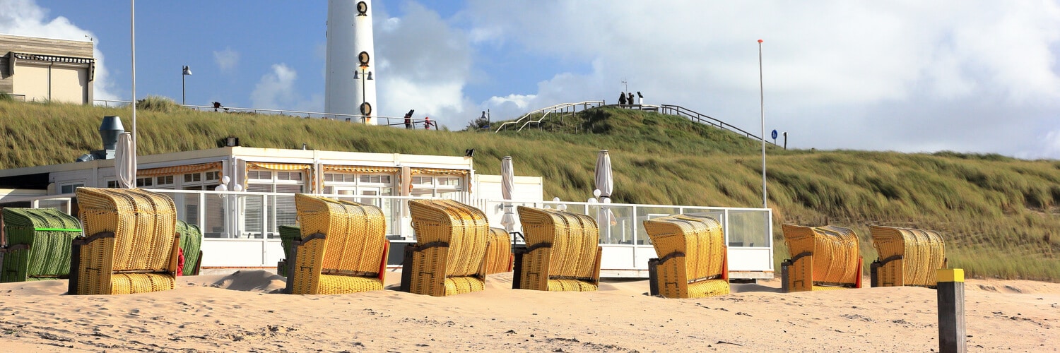 Strand mit Leuchtturm in Bergen aan Zee