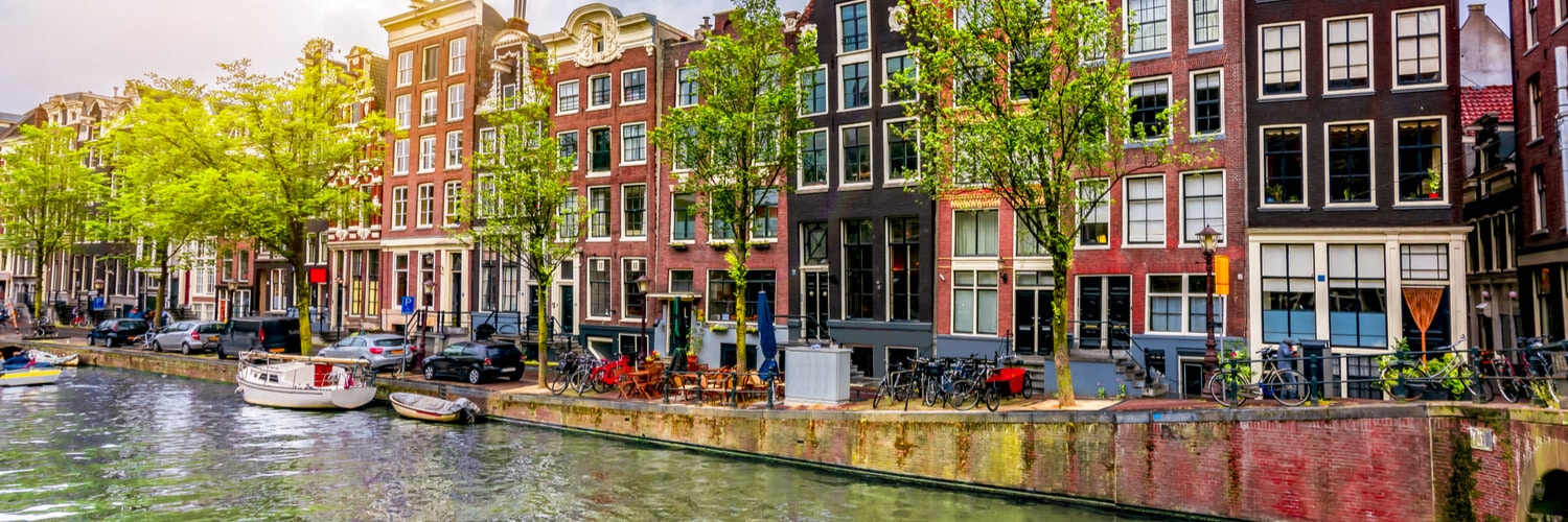 Kanäle von Amsterdam und traditionelle Architektur