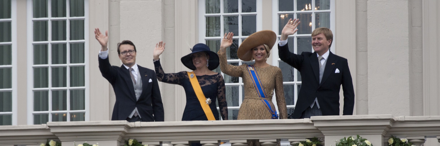 Königsfamilie winkt vom Balkon