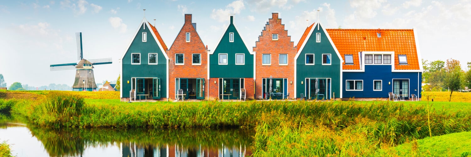 Farbige Häuser des Meeresparks in Volendam