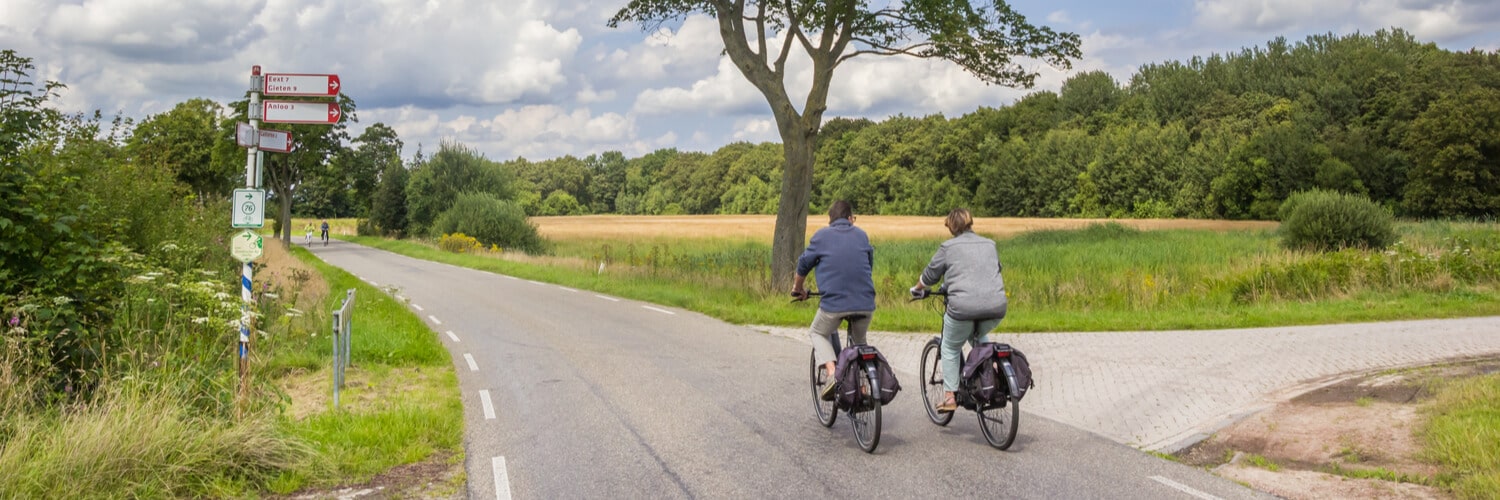 Altes Paar auf Fahrrad in Holland