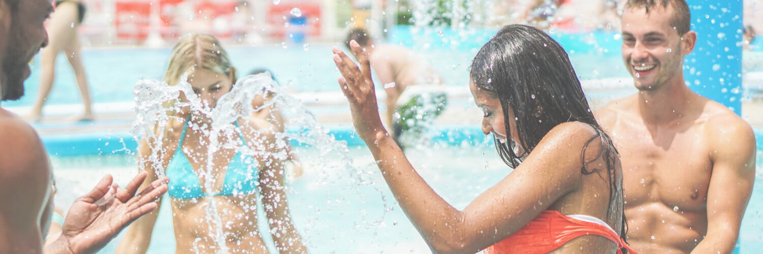 Junge Menschen im Freizeitpark