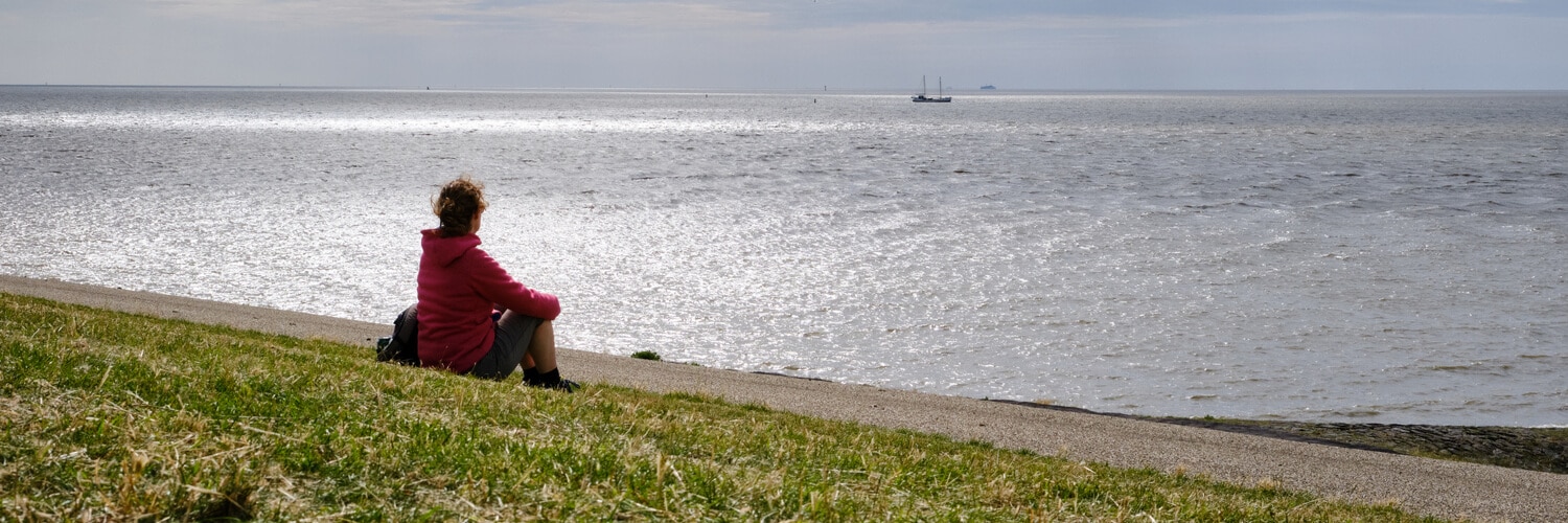 Harlingen Frau schaut aufs Meer