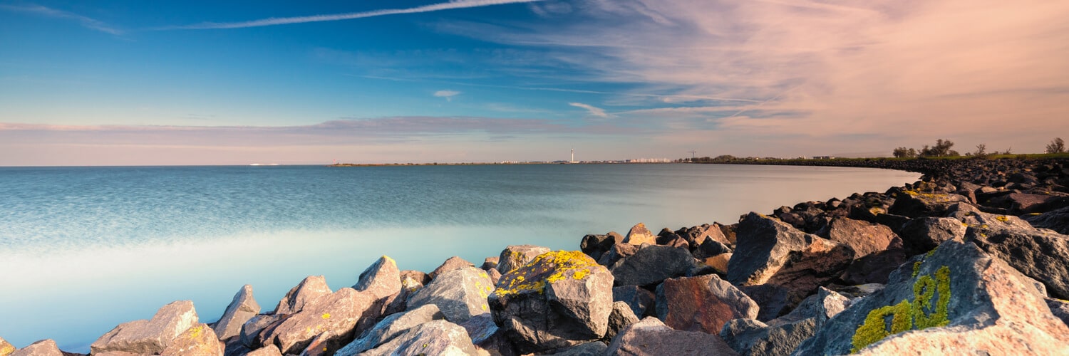 Lelystad Strand mit Steinen