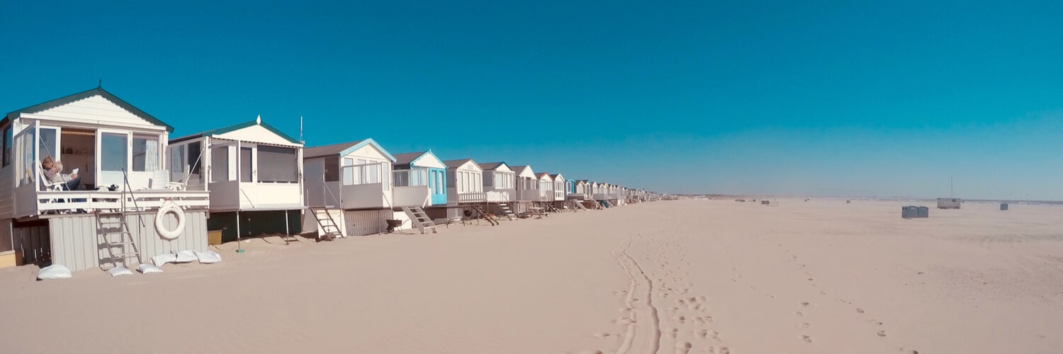 Strandhäuser am sauberen Strand in Holland