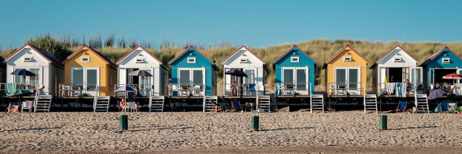 Bunte Strandhäuser in Holland