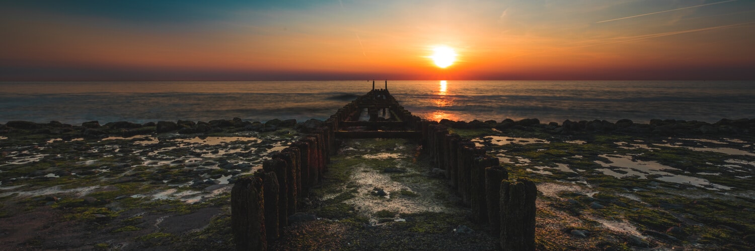 Westkapelle Strand mit Wellenbrecher bei Sonnenuntergang